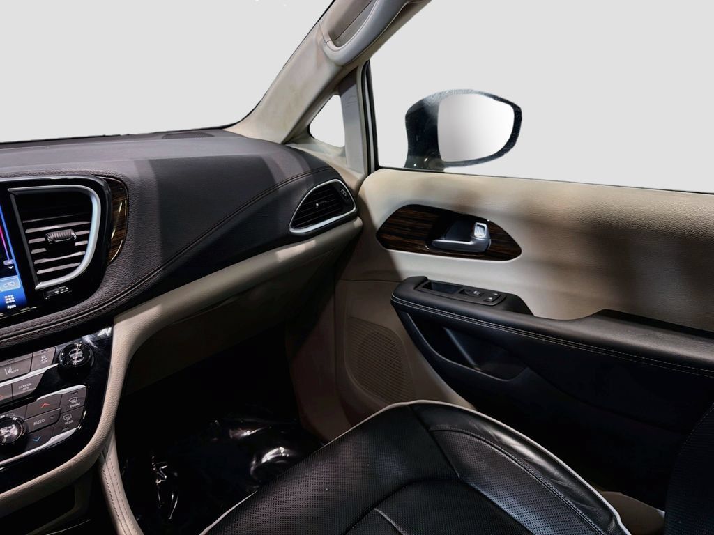 Used 2024 Chrysler Pacifica Limited FWD image 25