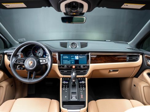 Certified 2025 Porsche Macan AWD/4WD image 28