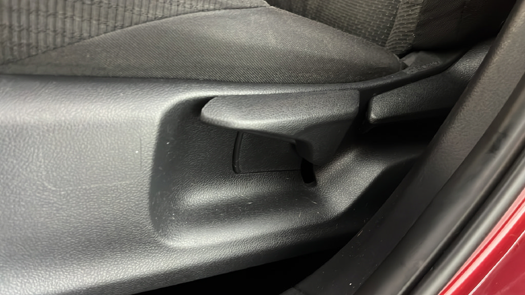 Used 2019 Toyota C-HR LE FWD image 33