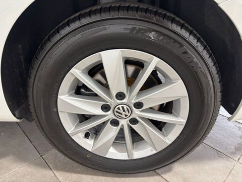 Used 2016 Volkswagen Golf S image 11