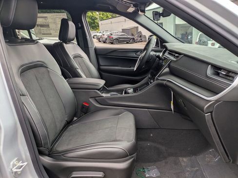 New 2025 Jeep Grand Cherokee Altitude image 30