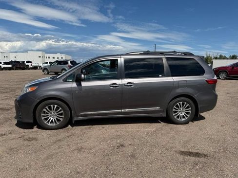 Used 2019 Toyota Sienna XLE Premium w/ Protection Package FWD image 2