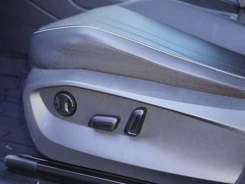 Used 2023 Volkswagen Tiguan SE image 13