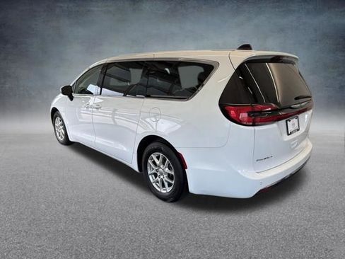 Used 2023 Chrysler Pacifica Touring-L image 10