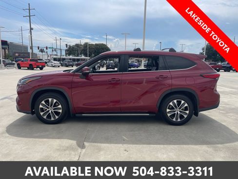 Used 2021 Toyota Highlander XLE FWD image 2