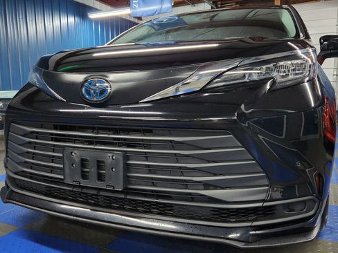 Used 2022 Toyota Sienna LE image 56