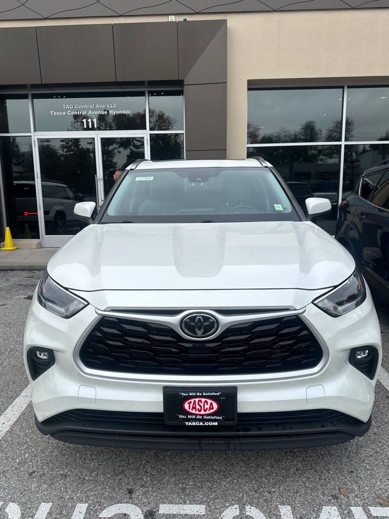 Used 2021 Toyota Highlander XLE AWD/4WD image 1