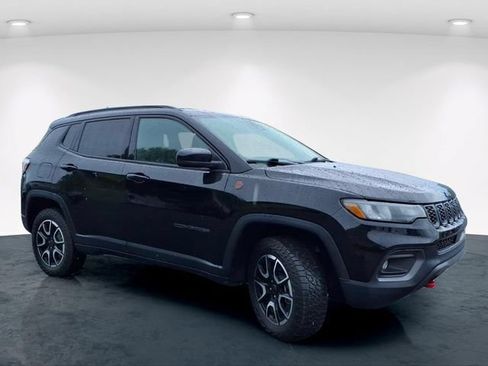 Used 2025 Jeep Compass Trailhawk w/ Trailer Tow Group AWD/4WD image 5