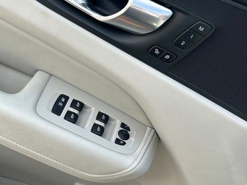 Certified 2022 Volvo XC60 B5 Momentum w/ Advanced Package image 21