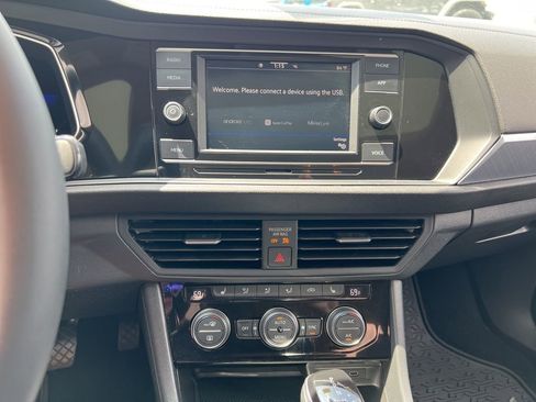 Certified 2022 Volkswagen Jetta SE w/ Panoramic Sunroof Package FWD image 21