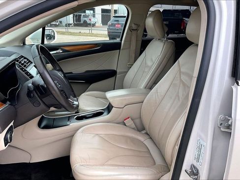 Used 2017 Lincoln MKC Select image 18