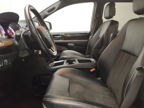 Used 2019 Dodge Grand Caravan SXT w/ Blacktop Package FWD image 17