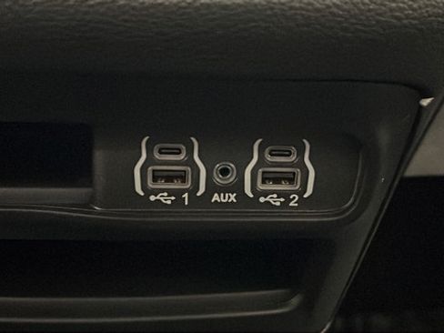 Used 2024 Chrysler Pacifica Limited FWD image 35