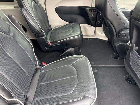 Used 2024 Chrysler Pacifica Limited FWD image 13