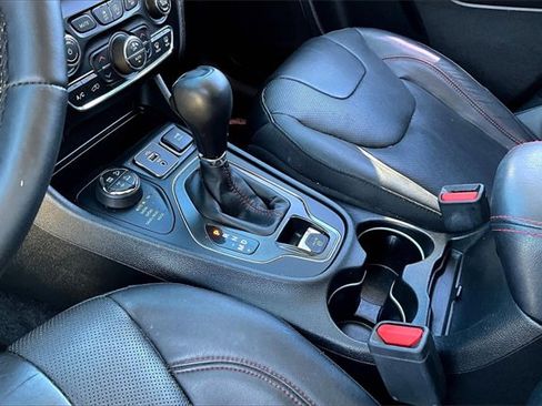 Used 2019 Jeep Cherokee Trailhawk image 14