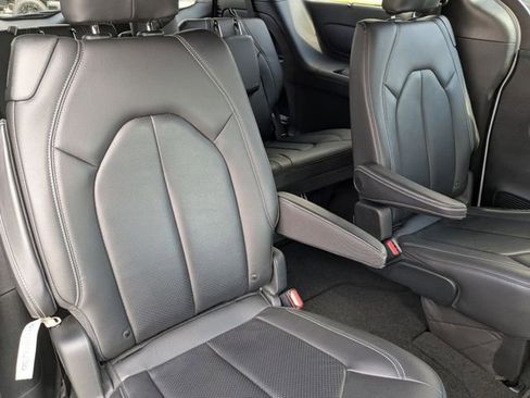 Used 2019 Chrysler Pacifica Touring-L w/ S Appearance Package FWD image 14