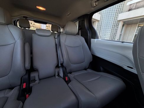 Used 2025 Toyota Sienna XLE FWD image 41