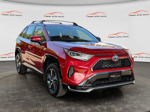 Used 2021 Toyota RAV4 SE w/ Weather & Moonroof Package AWD/4WD image 5