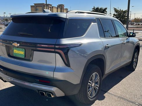 Used 2025 Chevrolet Traverse LT image 8