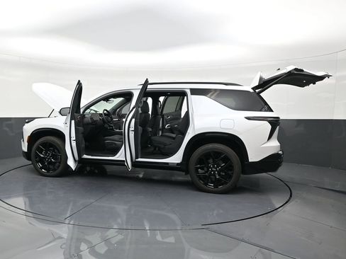 Used 2025 Chevrolet Traverse RS FWD image 31