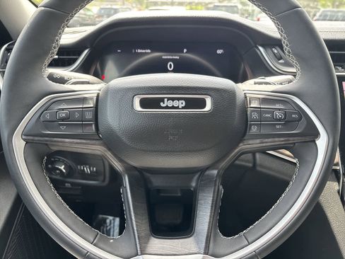 Used 2023 Jeep Grand Cherokee Limited AWD/4WD image 11
