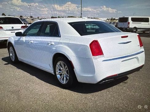 Used 2018 Chrysler 300 Touring L RWD image 2