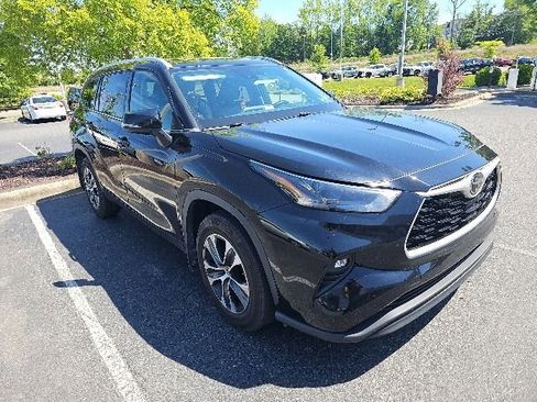 Used 2022 Toyota Highlander XLE AWD/4WD image 7