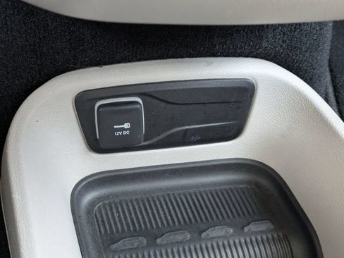 Used 2024 Chrysler Pacifica Limited FWD image 25