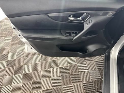 Used 2017 Nissan Rogue SV AWD/4WD image 18