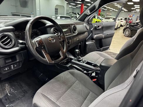 Used 2018 Toyota Tacoma TRD Sport AWD/4WD image 37