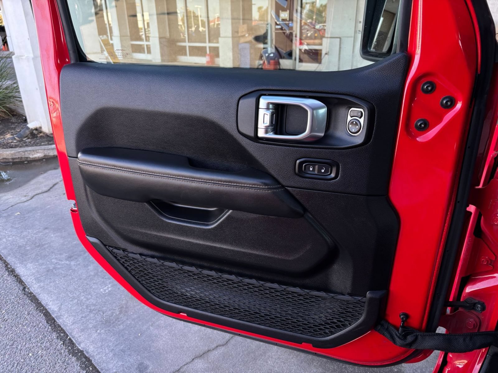 Used 2025 Jeep Wrangler Unlimited Sahara AWD/4WD image 18