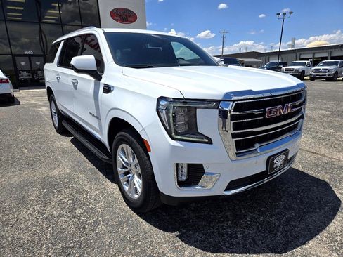 Used 2023 GMC Yukon XL SLT image 1