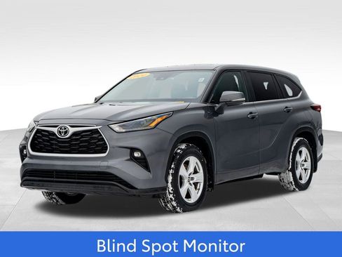 Used 2024 Toyota Highlander LE image 3