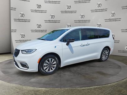 Used 2024 Chrysler Pacifica Select