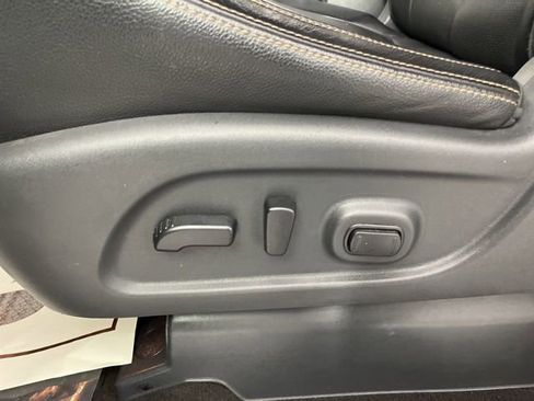 Used 2018 Nissan Titan SL w/ Midnight Edition RWD image 32