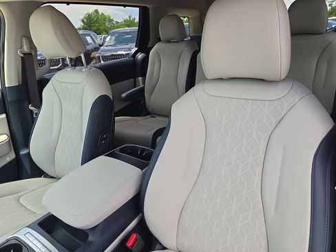 New 2026 Kia Carnival EX FWD image 23