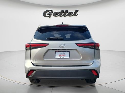Used 2023 Toyota Highlander LE FWD image 6