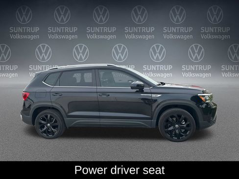 Used 2023 Volkswagen Taos SE w/ Panoramic Sunroof Package FWD image 8