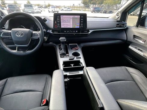 Used 2024 Toyota Sienna XLE Woodland Edition image 18