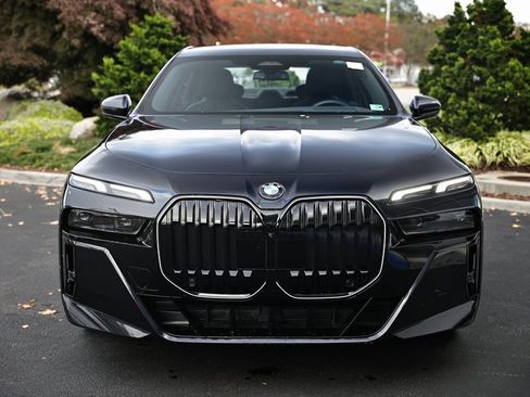 Used 2025 BMW 740i w/ Premium Package image 13