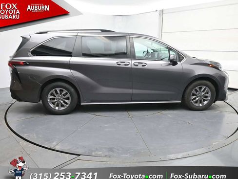 Used 2022 Toyota Sienna XLE w/ XLE Plus Package image 13