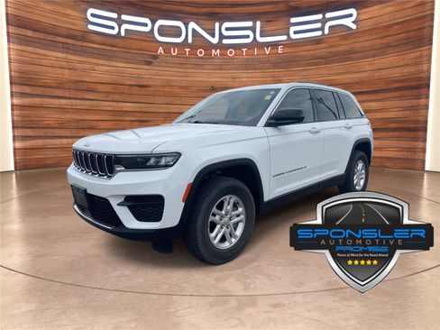 Used 2022 Jeep Grand Cherokee Laredo w/ Luxury Tech Group I AWD/4WD image 1