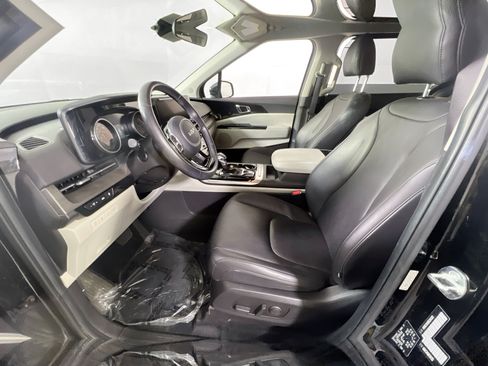 Used 2024 Kia Carnival EX FWD image 21