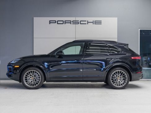 Used 2022 Porsche Cayenne Platinum Edition image 2