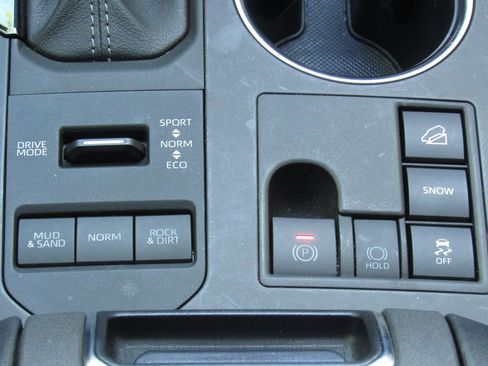 Certified 2024 Toyota Highlander XLE AWD/4WD image 33