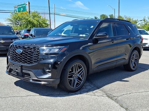 Used 2025 Ford Explorer ST-Line w/ ST-Line Street Pack AWD/4WD image 3