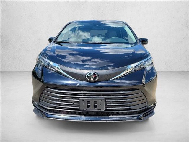 Used 2026 Toyota Sienna XLE FWD image 2