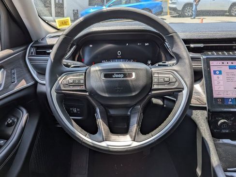 Used 2023 Jeep Grand Cherokee Limited w/ Black Appearance Package AWD/4WD image 14