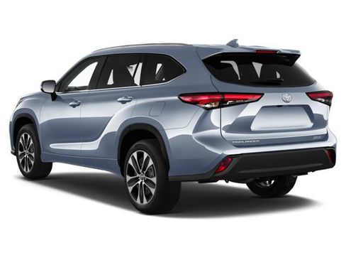 Used 2023 Toyota Highlander XLE FWD image 2