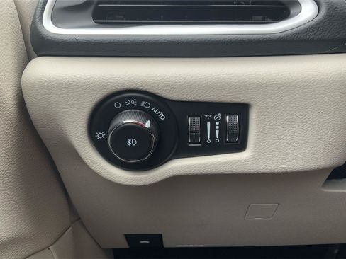 Used 2023 Chrysler Pacifica Touring-L FWD image 17